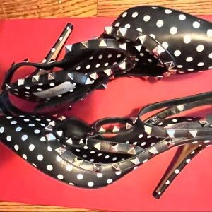 VALENTINO GARAVANI PRE Owned
Rockstud Leather Caged Pump Authentic